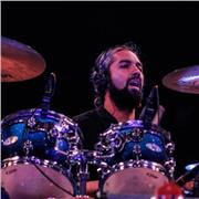 Profesor de batería con más de 20 años de experiencia enseñando y tocando en vivo, con métodos pedagógicos. WhatsApp